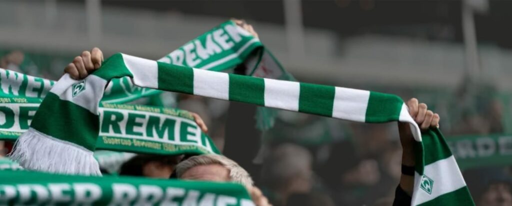 Werder Fans halten Schal hoch